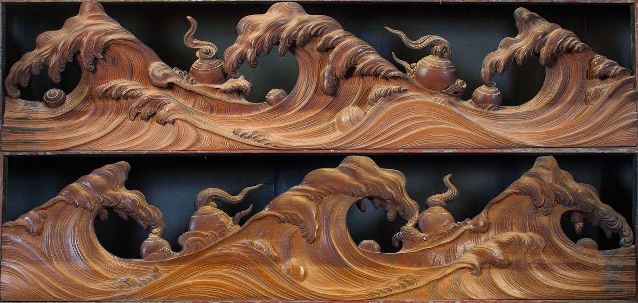 《波上宝珠图》左侧正面和背面(伊八会提供,小田嶋信行摄)