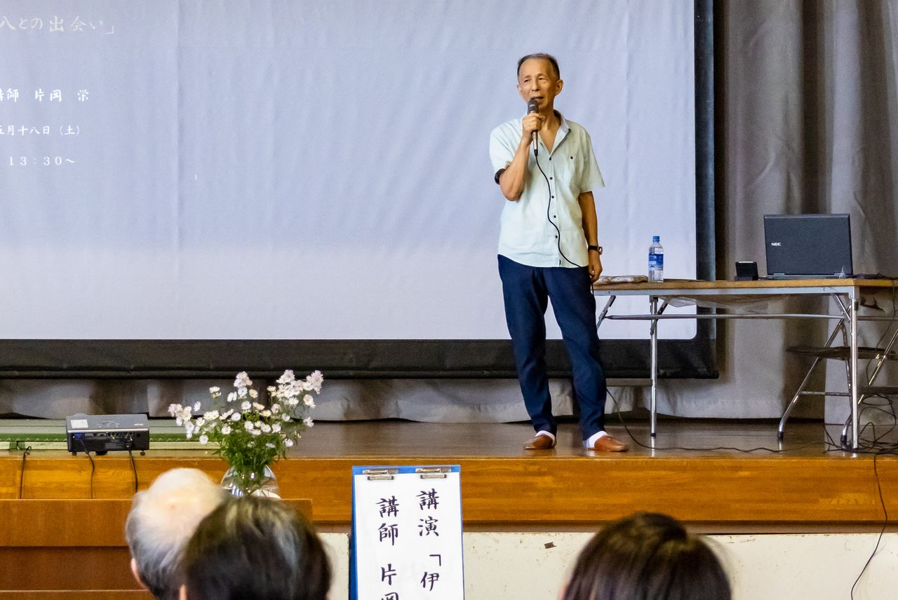 片冈正在讲述伊八的功绩