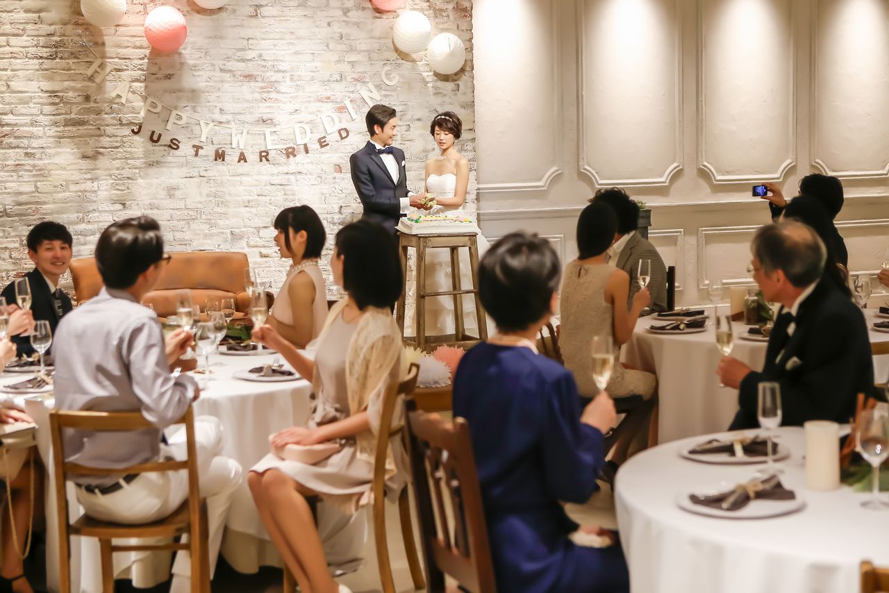 大多喜宴会场设于专门的婚礼场馆或酒店,一般为教堂或神殿与宴会厅的一体化设计(图片:PIXTA)