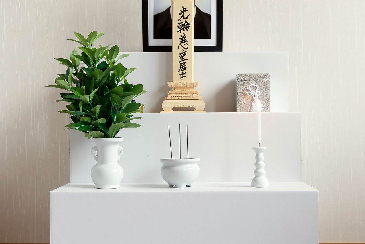 戒名由僧侣依逝者生平和品行授予,镌刻在墓碑及灵位上(如图中上方所示)(图片:PIXTA)