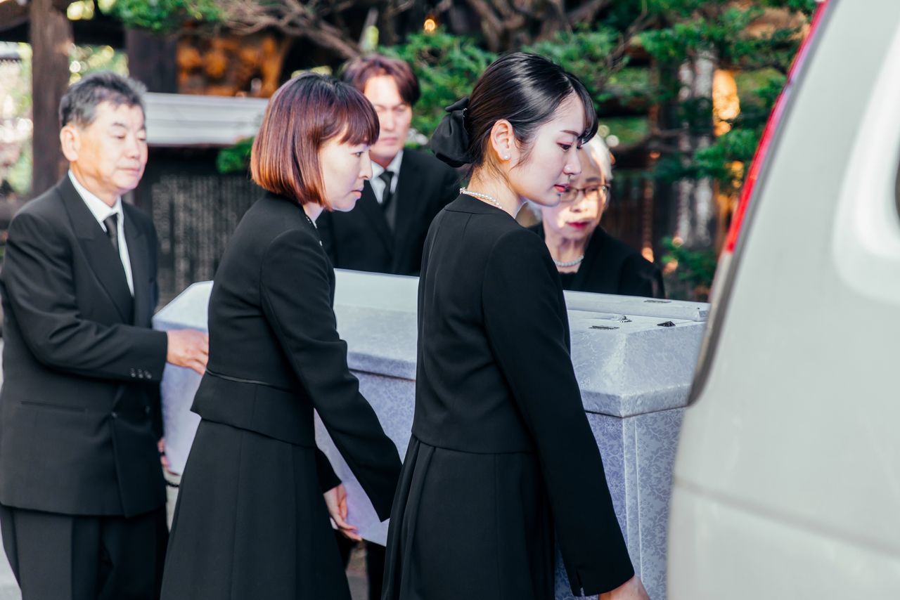 告别仪式结束后由亲属护送灵柩前往火葬场(图片:PIXTA)