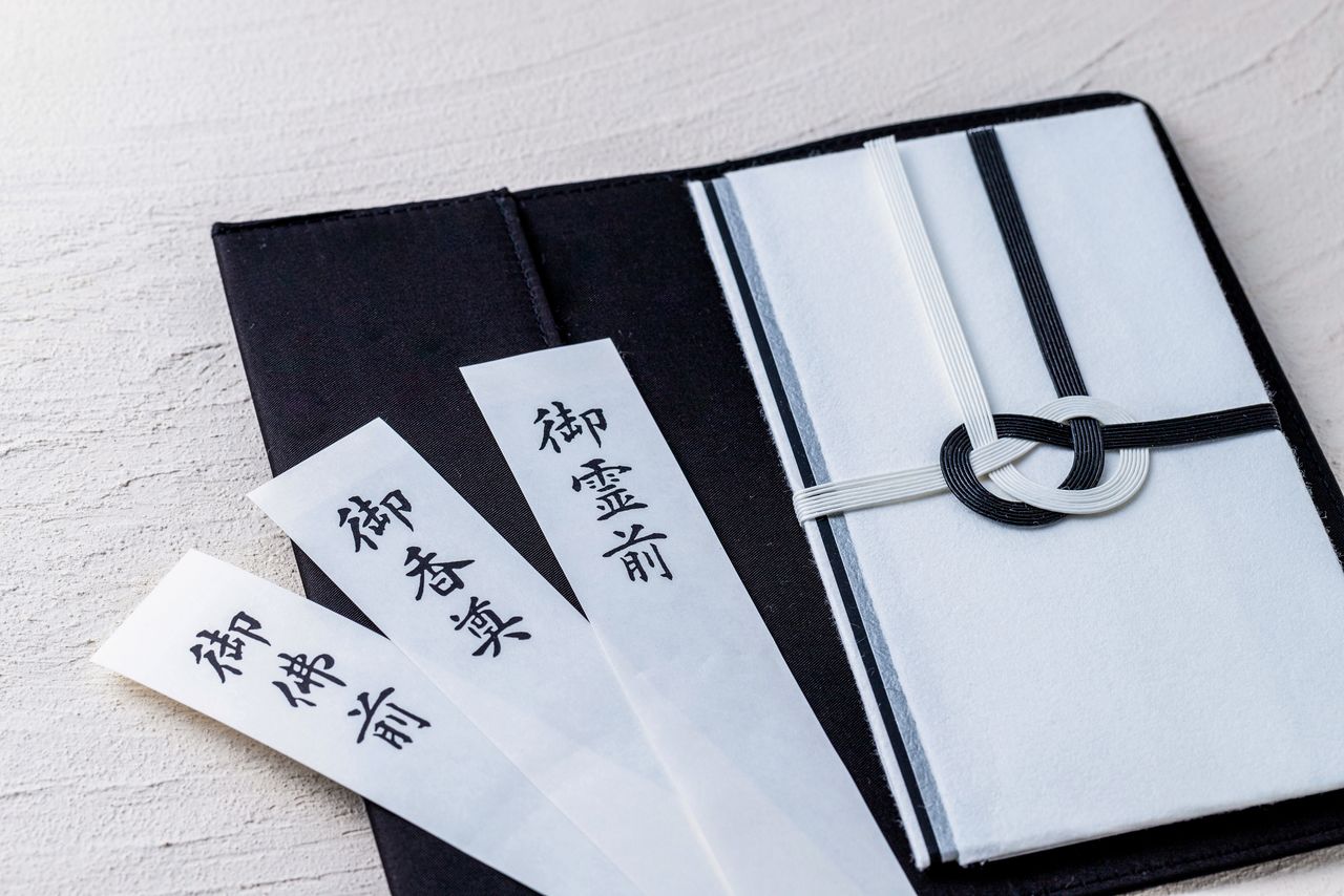 在题头下方用淡墨毛笔署名(图片:PIXTA)