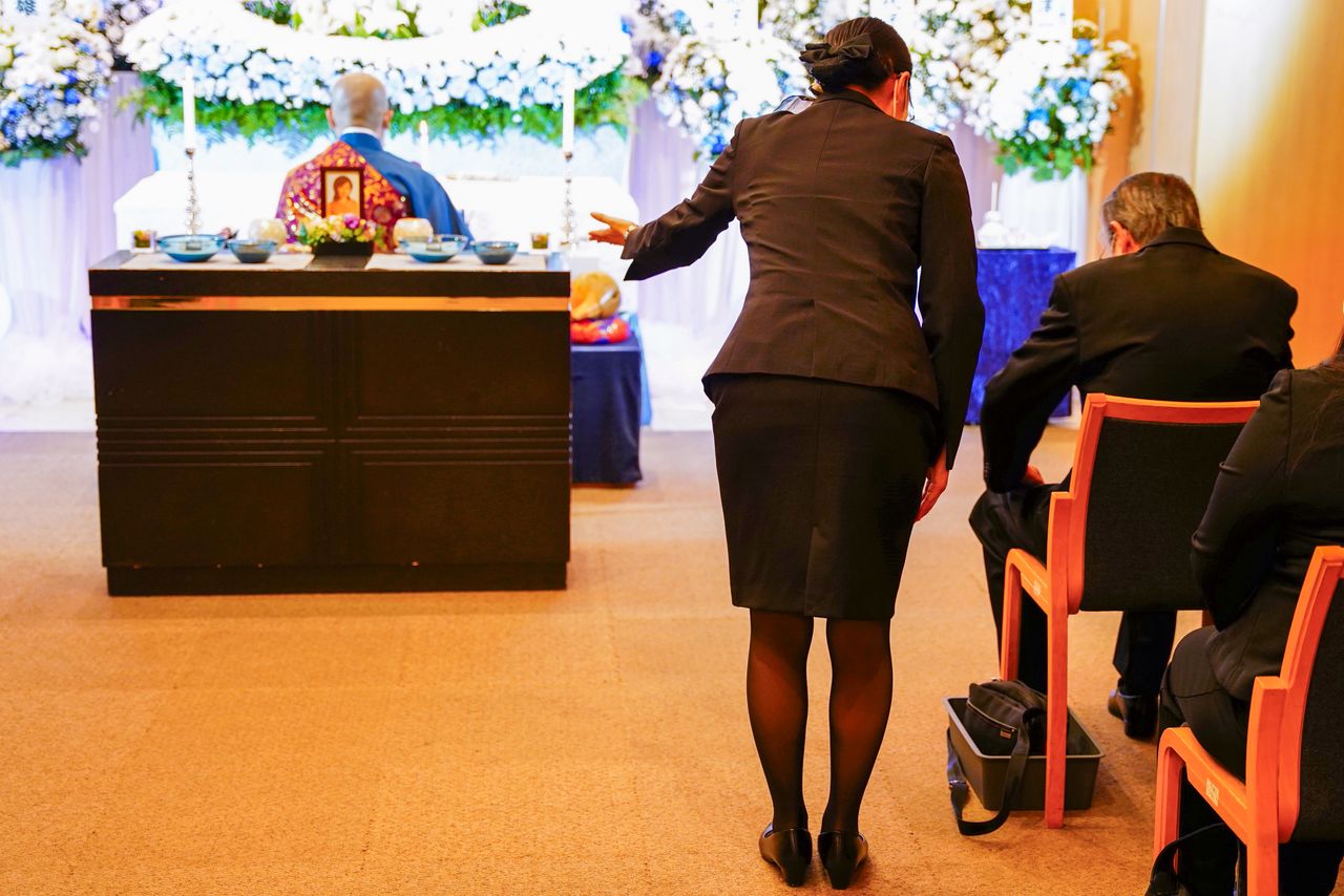 香案设于遗像或遗体前(图片:PIXTA)