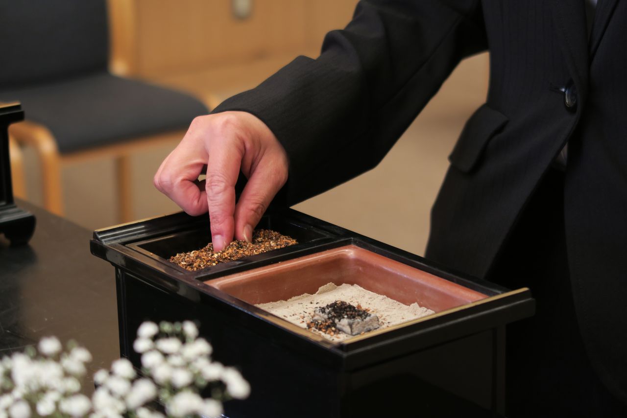 香炉(图片:PIXTA)