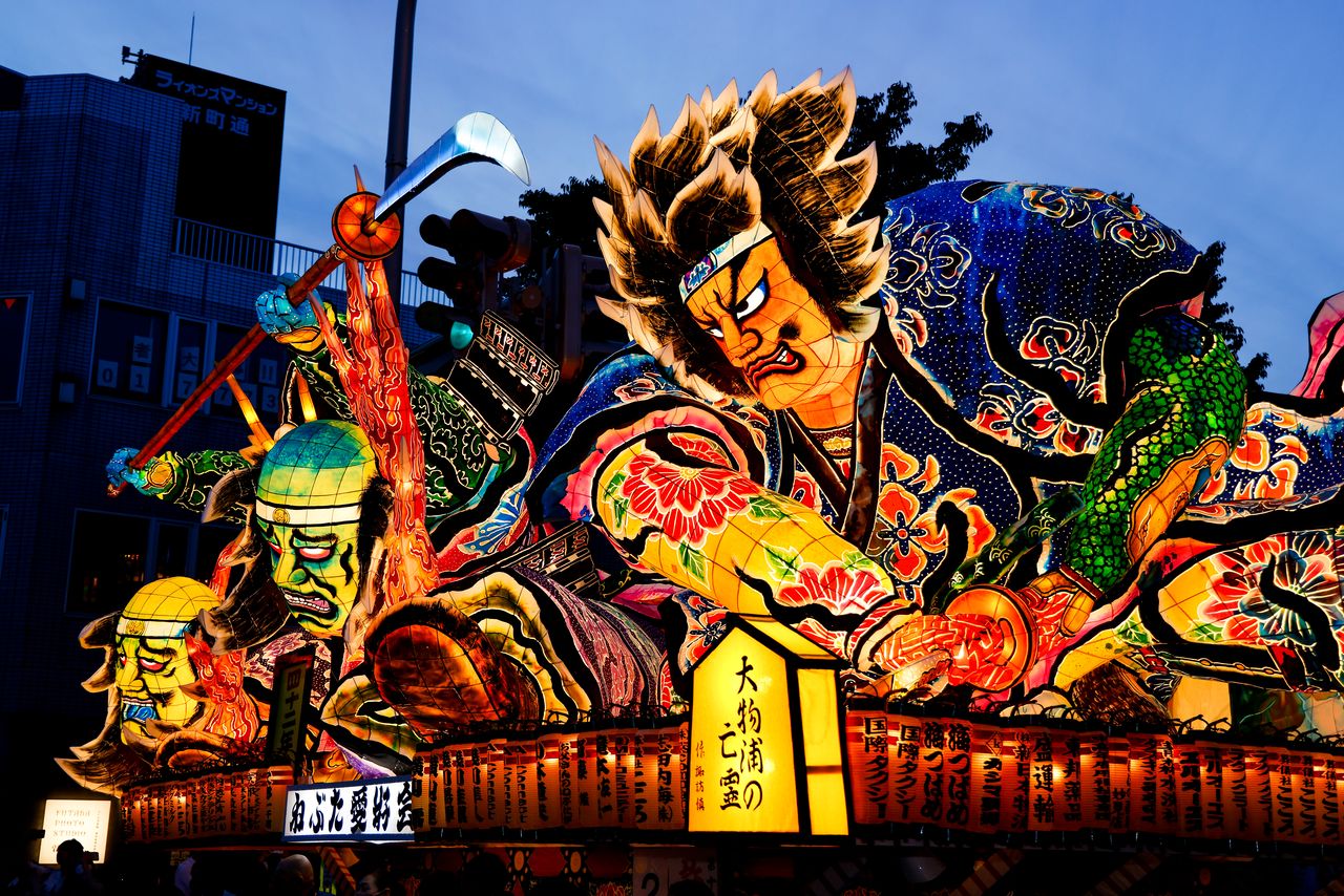 睡魔灯笼在明治时代大型化。最大的“睡魔”宽9公尺、高5公尺、厚7公尺,包括花车在内,重达4吨,制作费用高达数千万日元