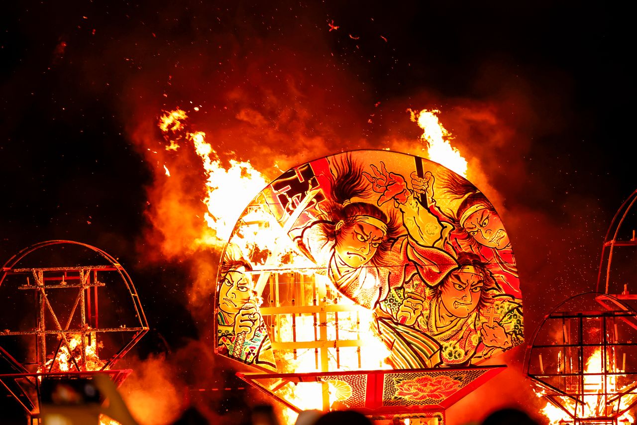 弘前睡魔祭最后一天的“七日祭”。效仿以前的“精灵流”,用火烧的方式送走睡魔灯笼