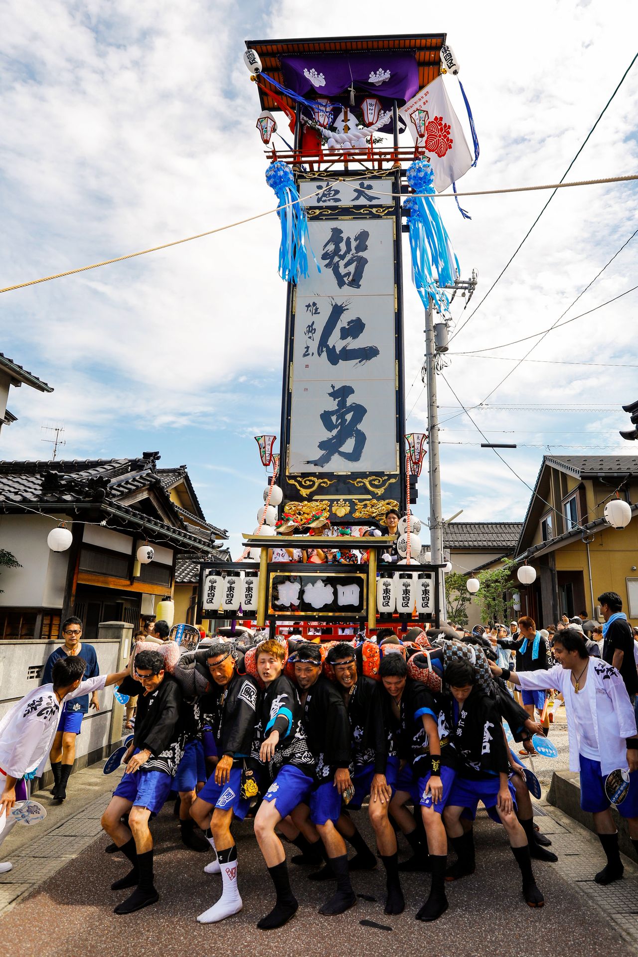 切子灯笼掠过电线和屋檐,全速前进