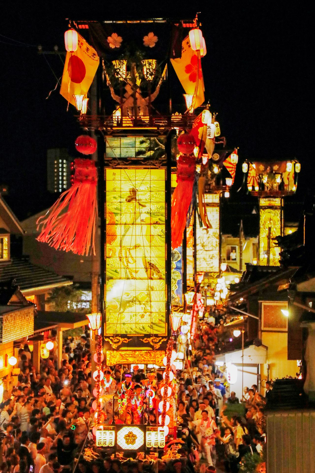 驱厄辟邪的骁勇武士画像浮现在夜色中