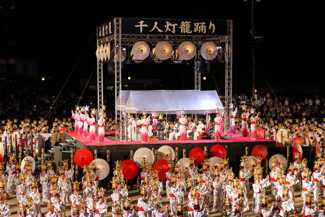 外地来的舞者也参与到集体排练中,大家凝神静气,翩翩起舞