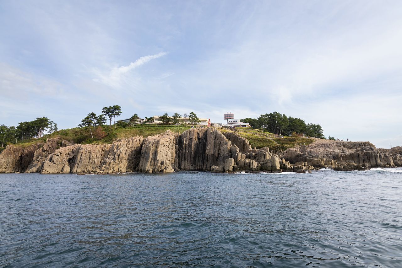 从海上眺望东寻坊。断崖绝壁以正中央的海湾“大池”为最高