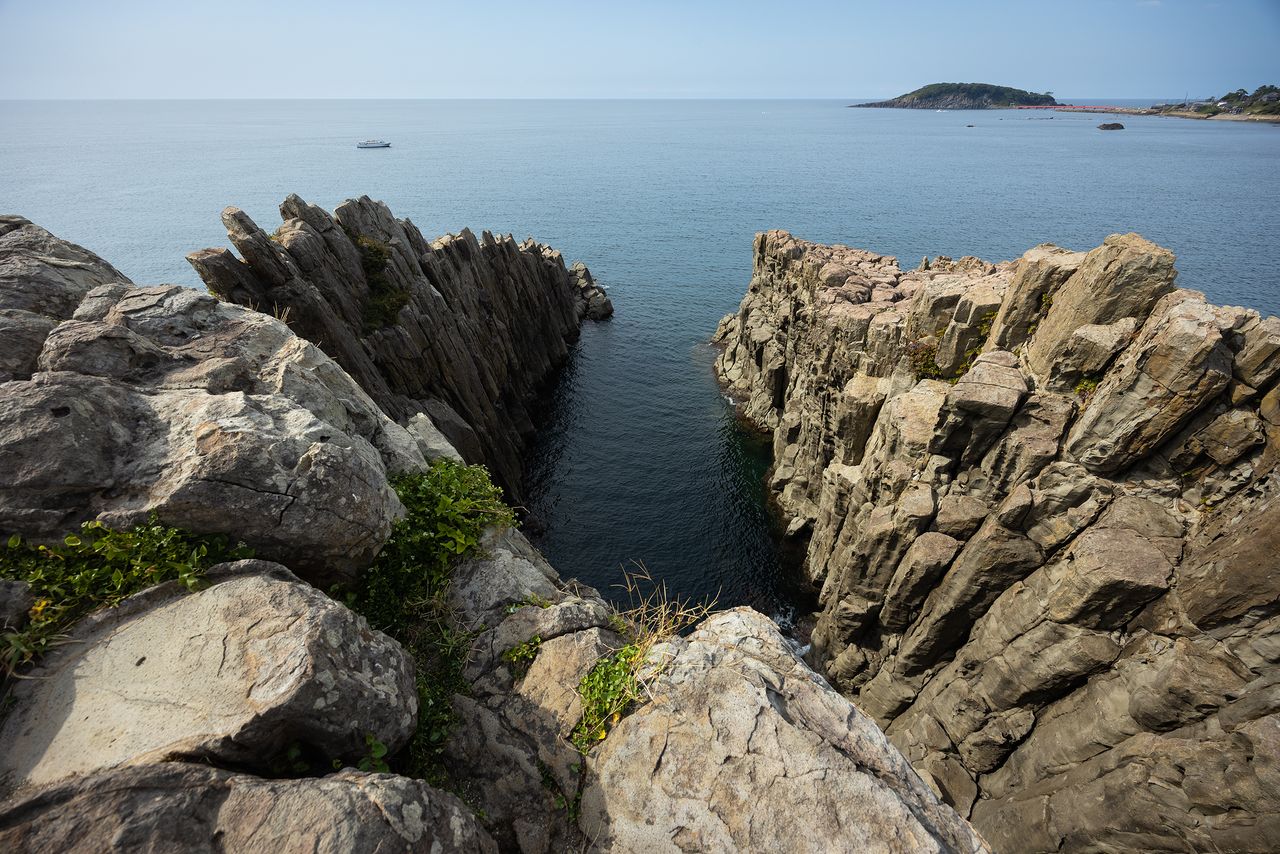 摄于“大池”绝壁边缘。地势险要,务必格外小心!