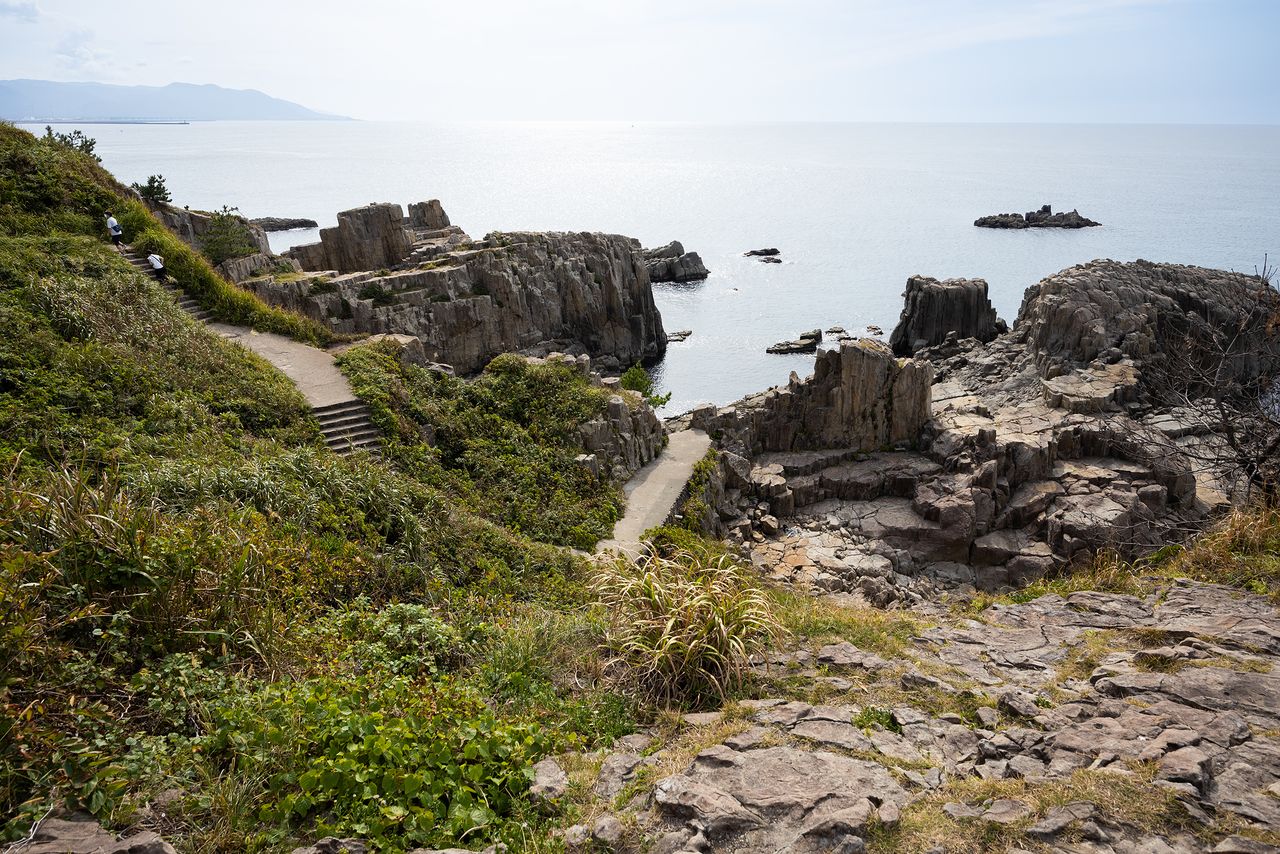 前往“千叠敷”的一路,可谓是东寻坊徒步游的最精彩之处。右上方漂浮的是奇石“军舰岩”