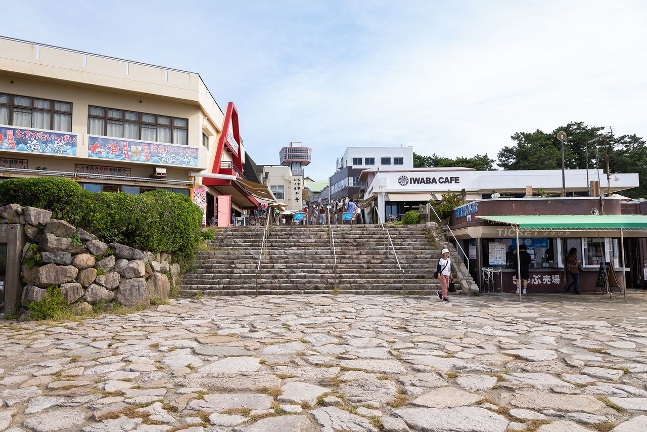 穿过海鲜餐馆、咖啡馆和纪念品商店林立的商业街后,在岩石区入口处的阶梯旁,就是东寻坊观光船的售票处