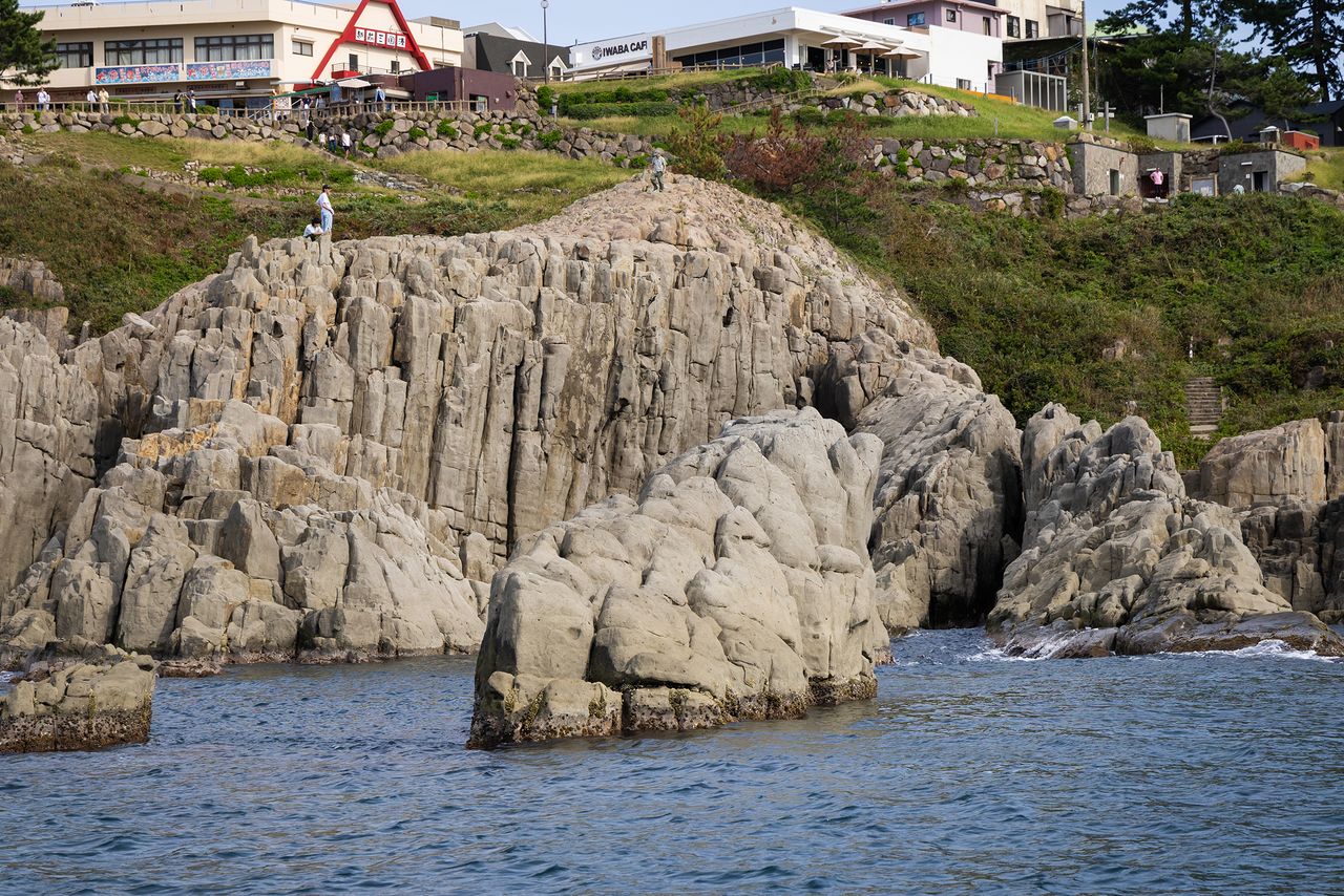 宛如面向陆地而坐的狮子岩(中央)