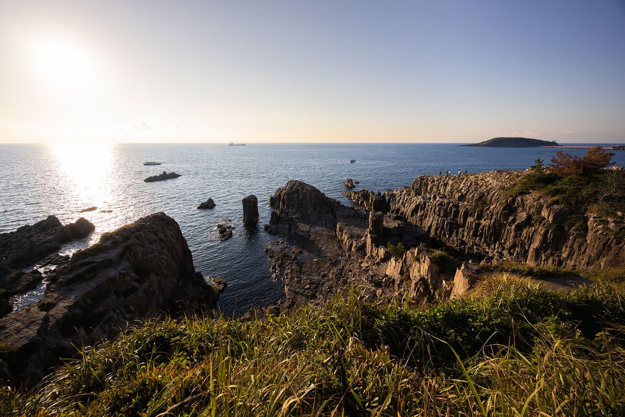 东寻坊的落霞与奇岩相映生辉