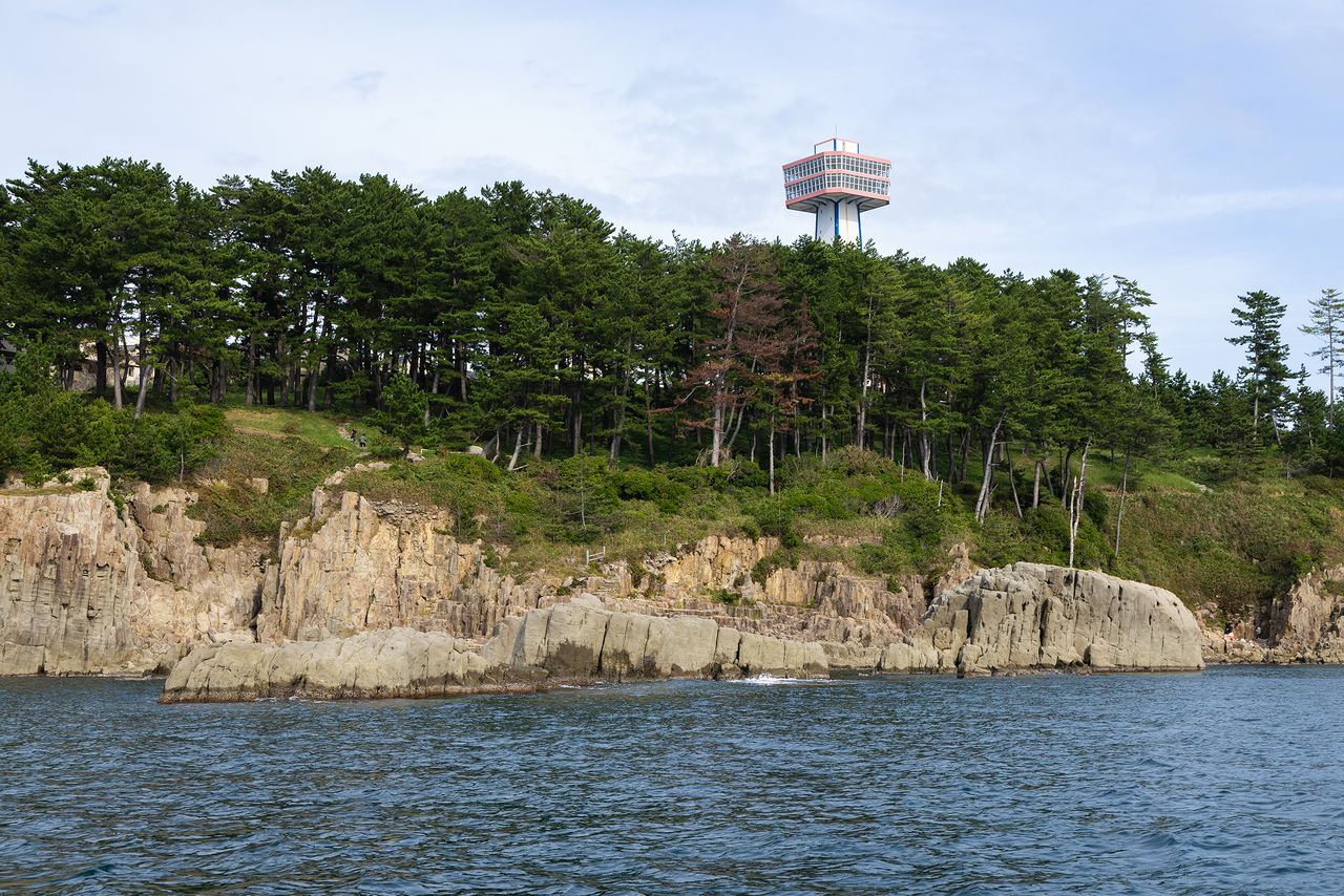 屏风岩后方的东寻坊塔,登临俯瞰,可将越前海岸的壮丽景色尽收眼底