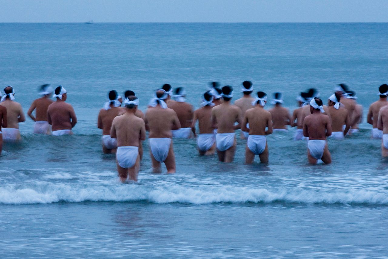 缠着兜裆布下海净身的神职人员