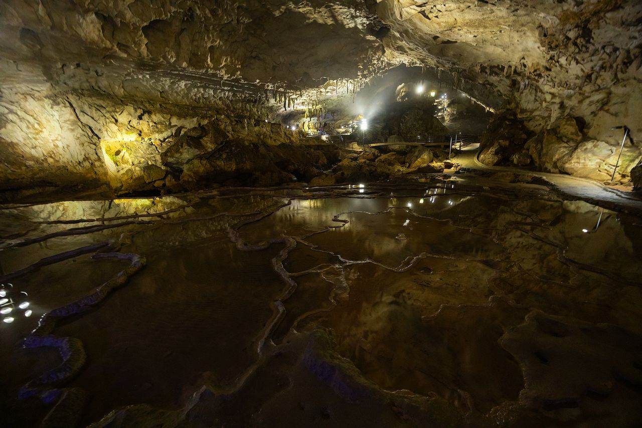 洞内空间,气势恢宏。图片是位于80米宽、175米长的“千叠敷”底部的“千町田”