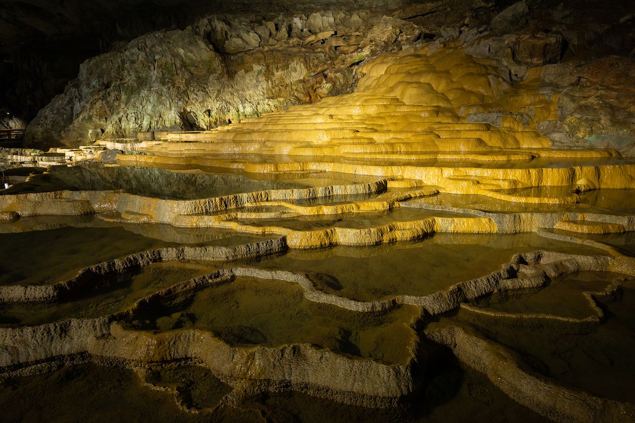 世界知名的盆缘石灰石景观“百枚皿”