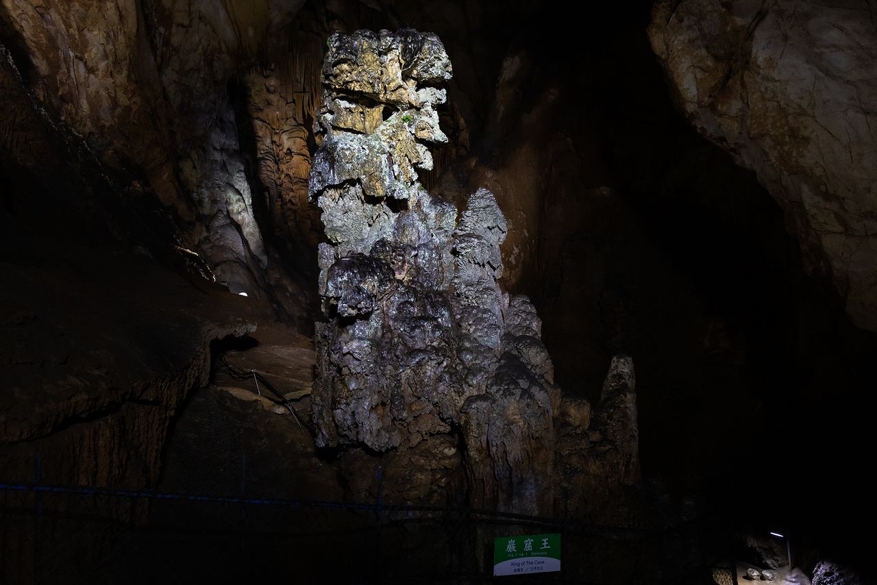 由大量石笋聚集而成的“岩窟王”,仿佛是秋芳洞的守护神