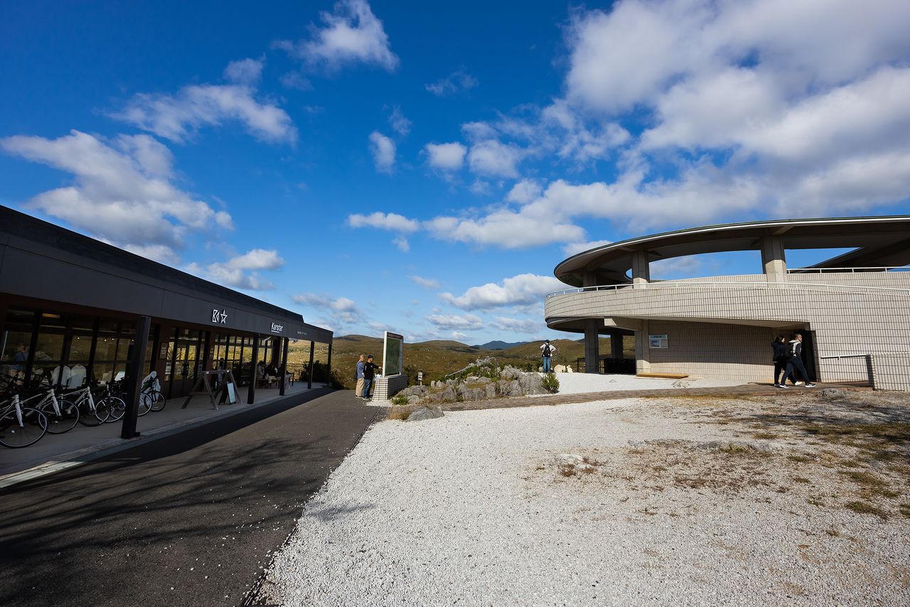 右侧为喀斯特观景台,左侧为Mine秋吉台地质公园中心