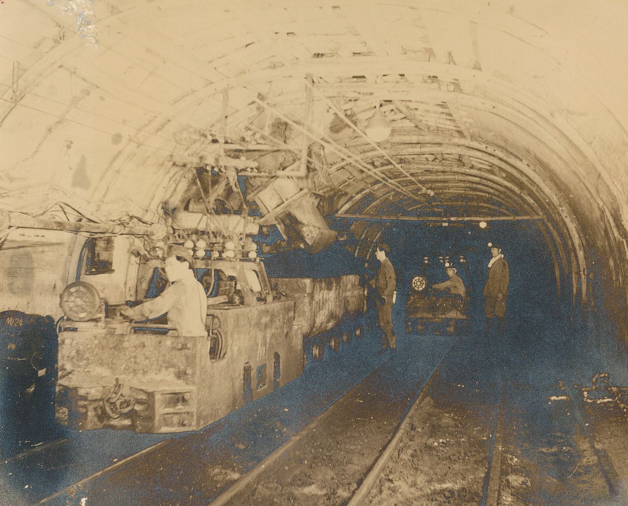 在矿井内部作业的矿工(图片:军舰岛数字博物馆)