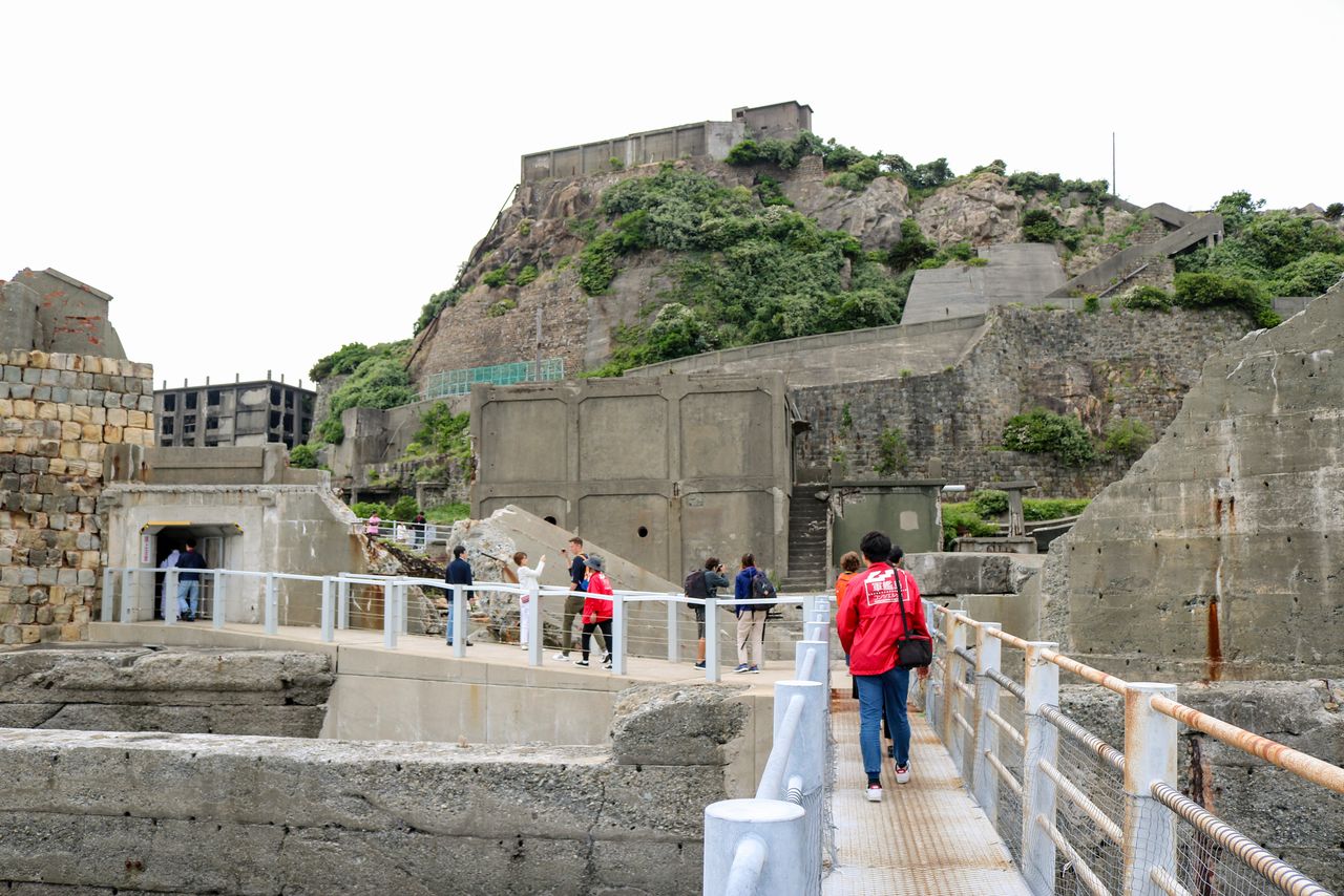 游客们从码头出发,参观矿场(图片:军舰岛Concierge)