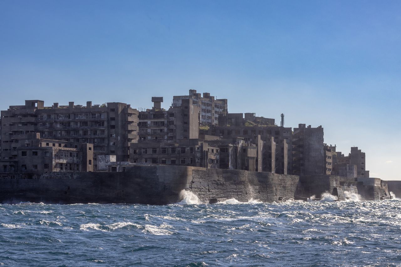 在绕岛游览时,游客可仔细欣赏到小岛另一面即岛屿西侧的景观