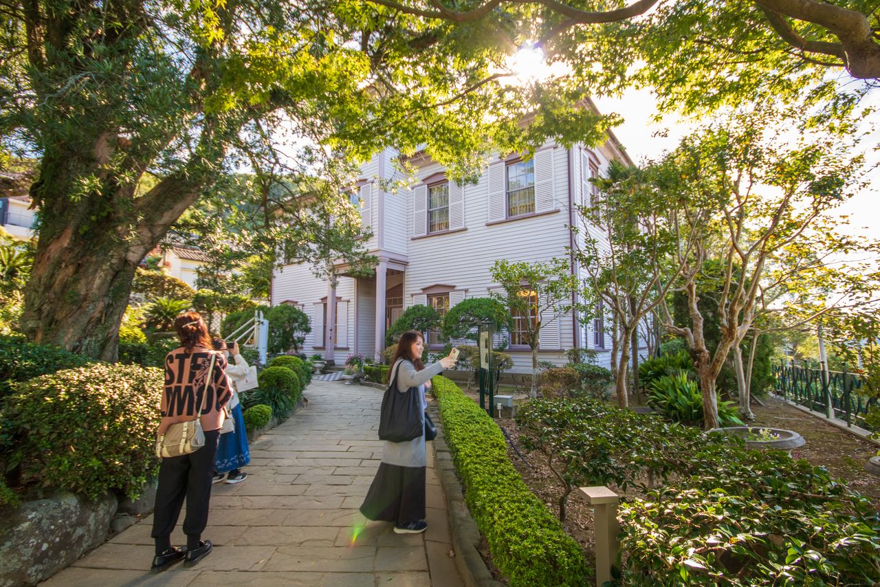 “原斯蒂尔纪念学校”是美国传教士创办的教会学校