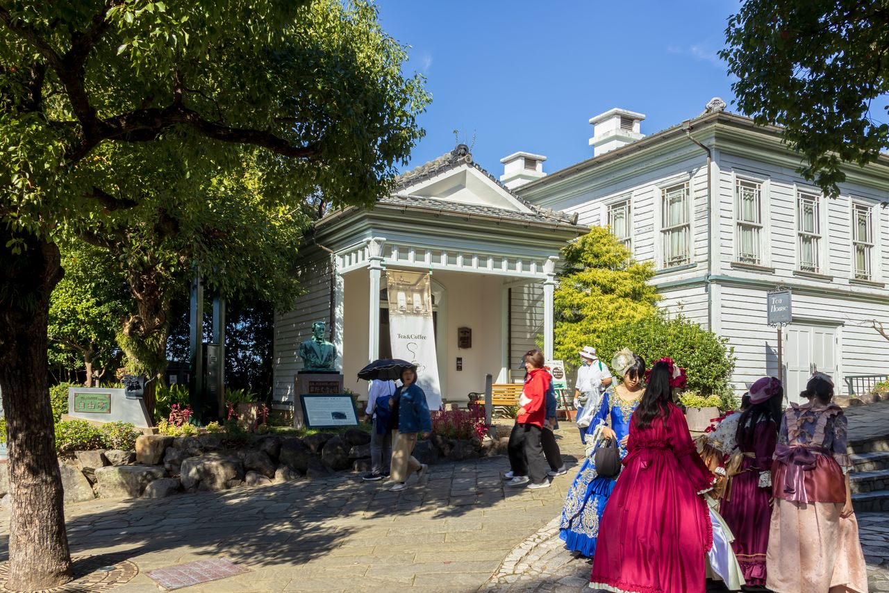明治时代由日本厨师开设的餐厅“旧自由亭”现已被改建为咖啡馆(计划于2025年度内进行抗震加固修复工程)