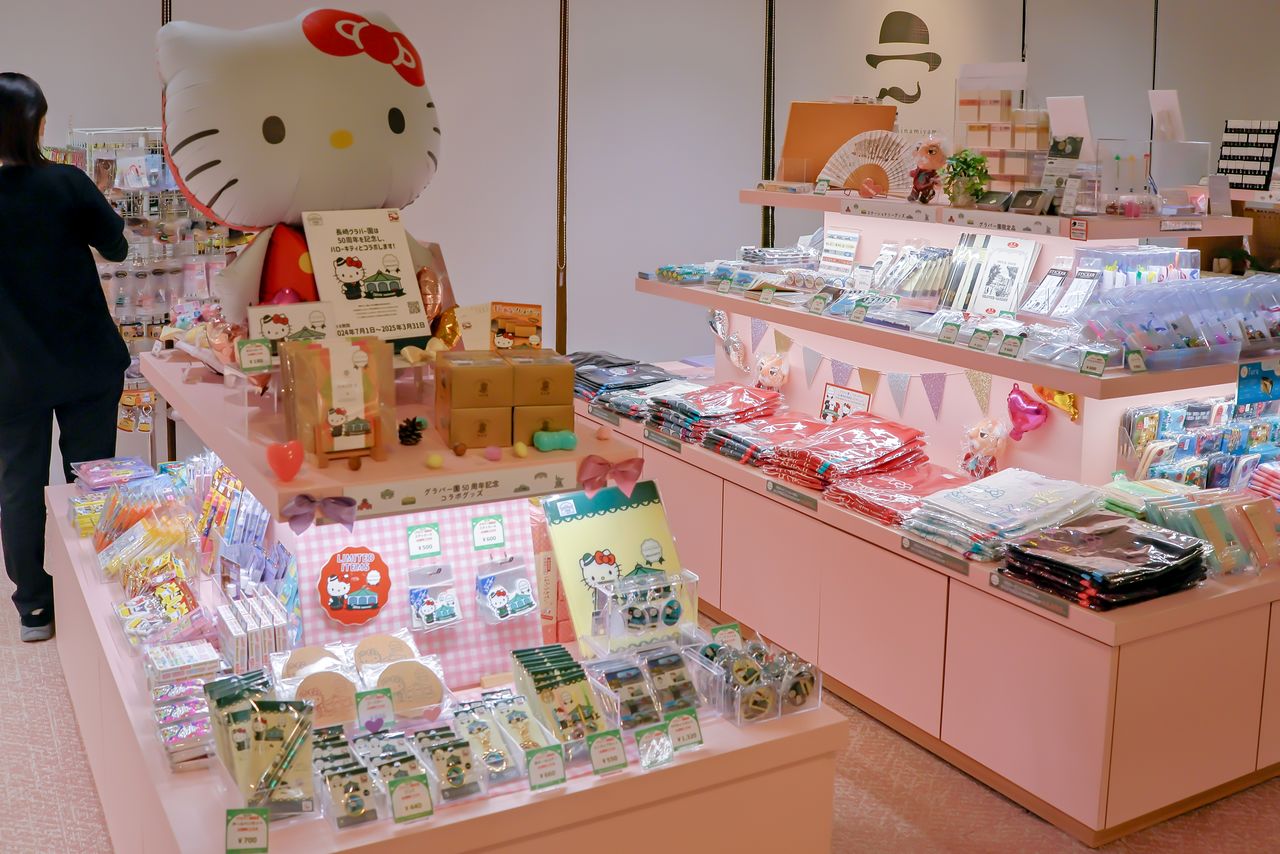 在博物馆商店内,可以购买与园区“同龄”的Hello Kitty联名产品