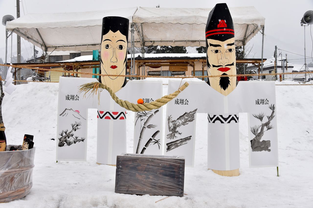 人们向夫妻神像求良缘、求子