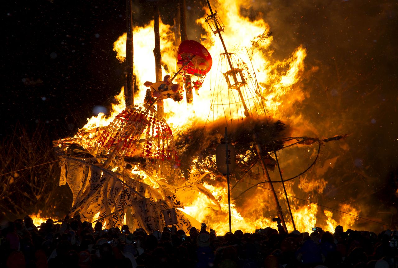 初灯笼和神殿一起烧成灰烬