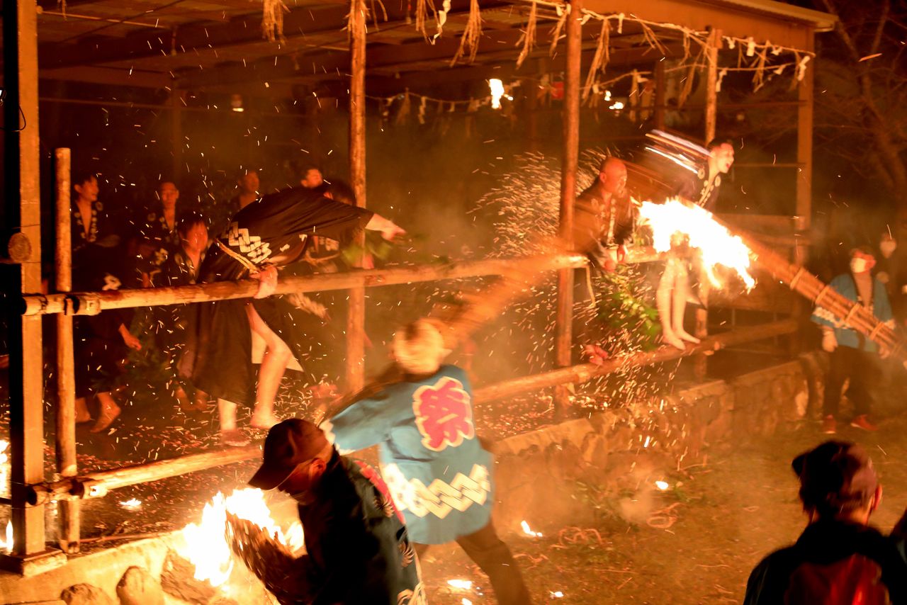 防守方无情地溅出火花退敌,进攻方则用杨桐叶扇走火星る