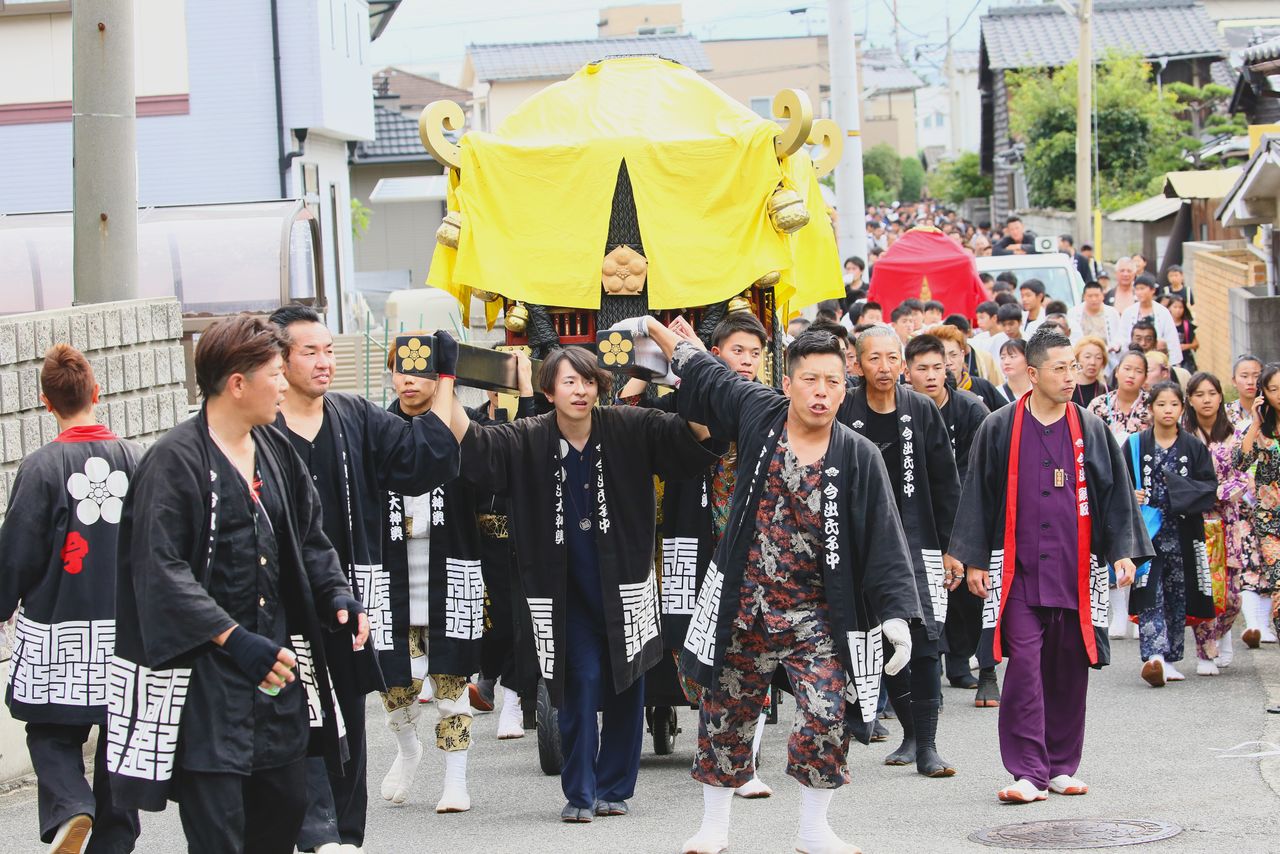 神舆在城里霸气游街一整天