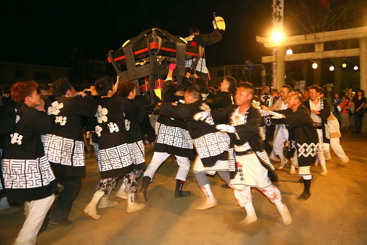 混战中人仰马翻,神舆也不幸免