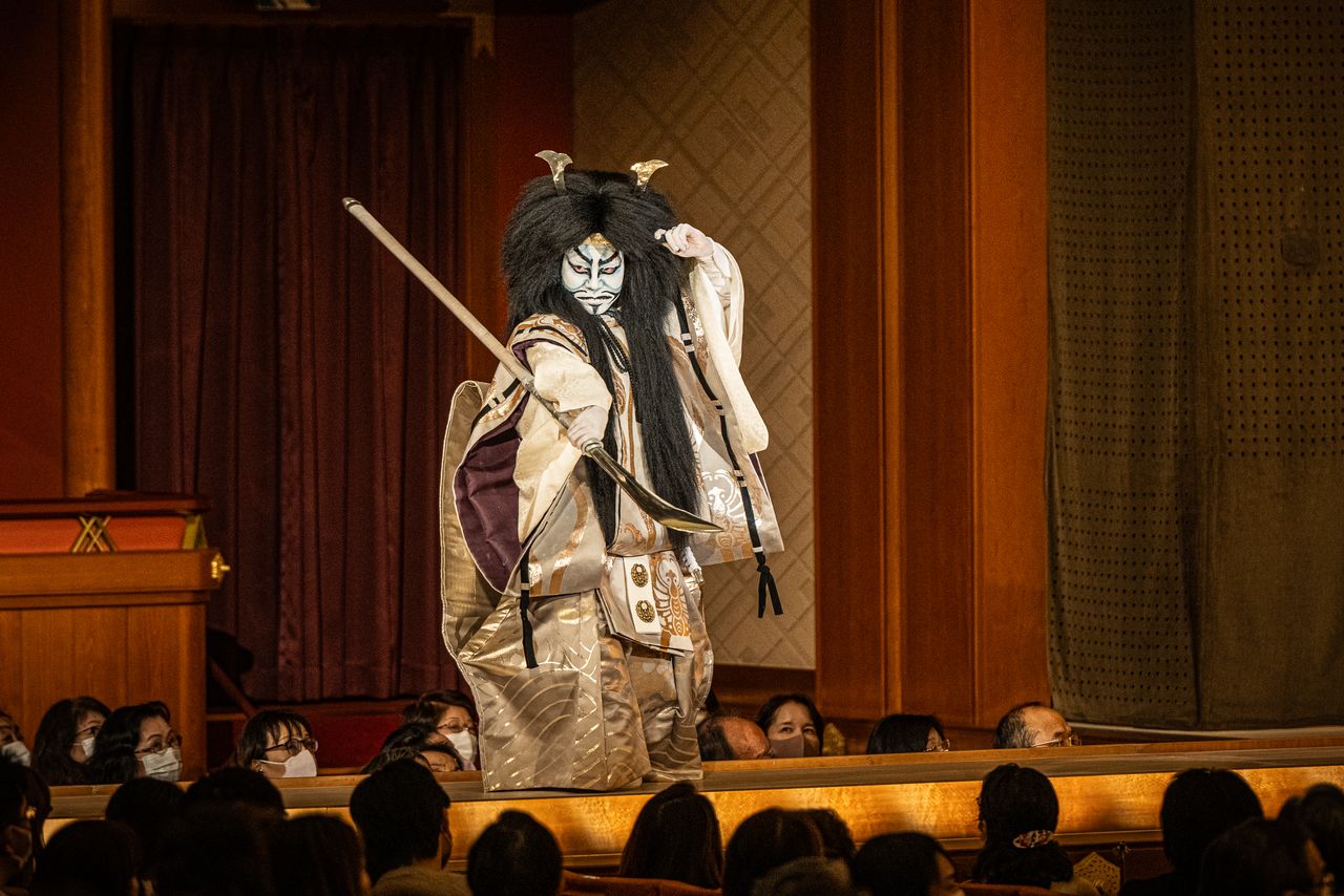 2023年2月,在纪念父亲逝世13周年的演出活动中,中村鹰之资在歌舞伎座舞台上挑战了《船弁庆》的平知盛一角