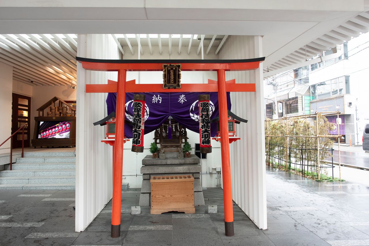 每逢演出首日和收官日,歌舞伎稻荷神社都会举行“奉告祭”