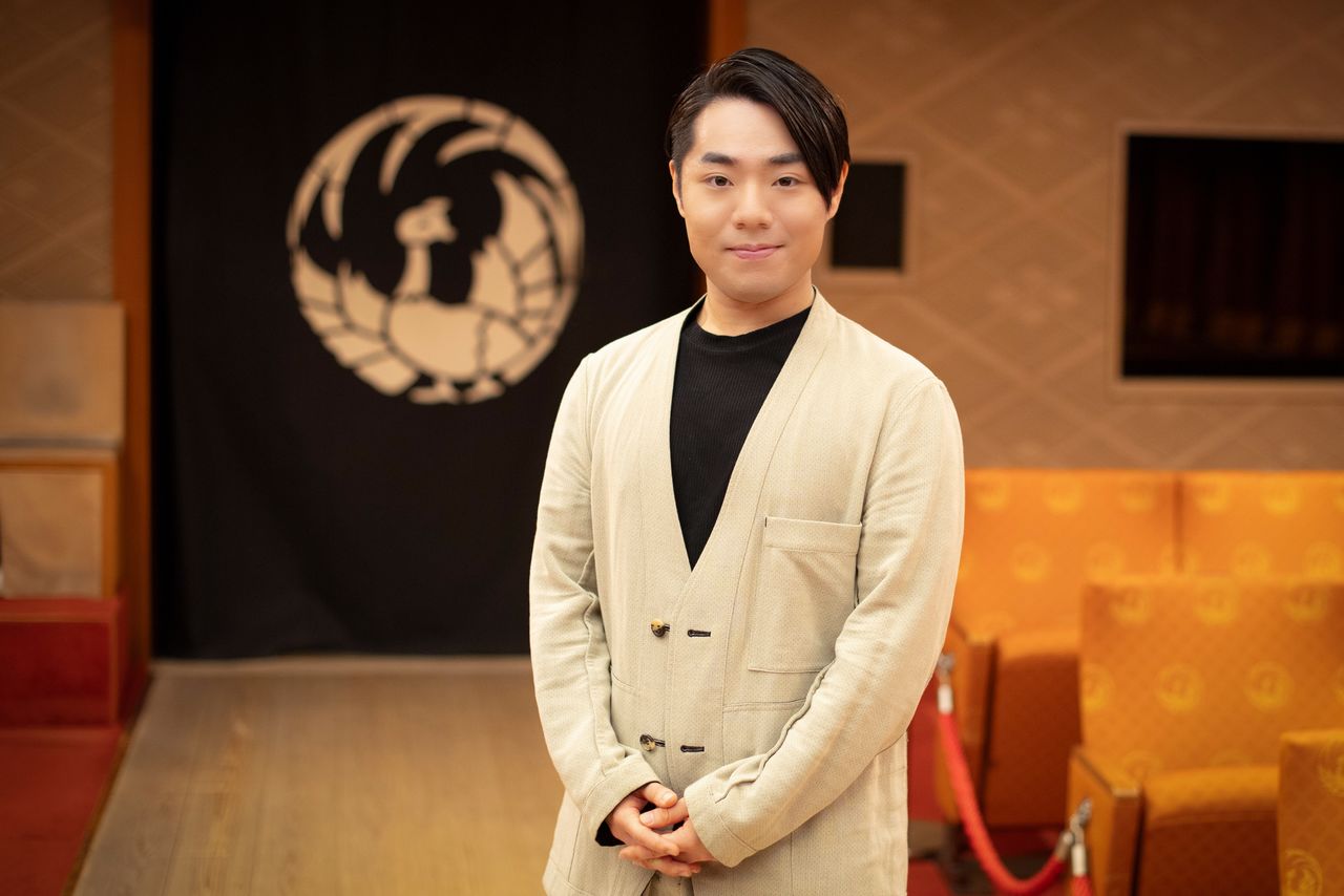 中村鹰之资在歌舞伎座的“凤凰丸”纹章前,目光中充满自信