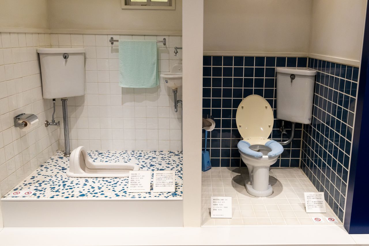 TOTO博物馆再现了经济高度增长期的厕所,普通家庭冲水式蹲便器(左)占据主流