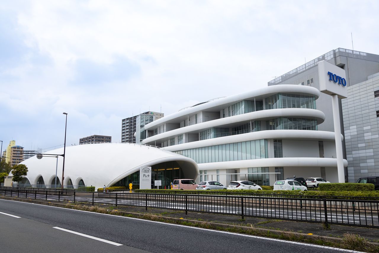 TOTO博物馆白色的外观如陶器般洁净。左侧的圆顶以水滴为构思设计而成