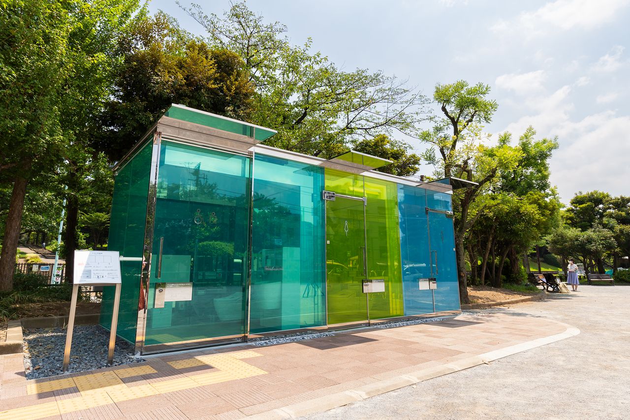 涩谷区的“东京公厕”项目,通过创新设计颠覆了公共厕所的概念,TOTO在设备安装等方面提供了支持。图为坂茂设计的“透明厕所”