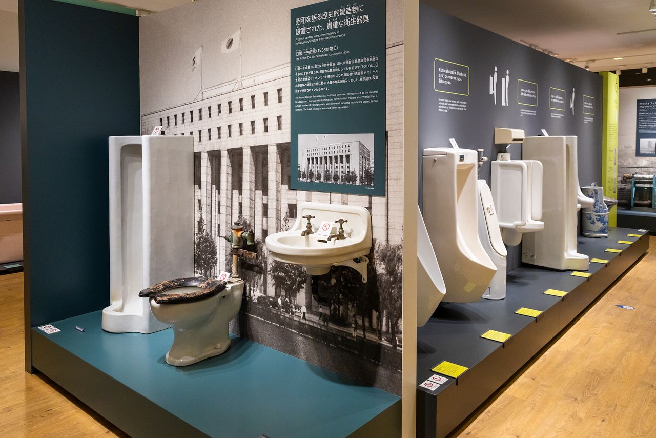 左侧为战后交付第一生命馆(1938年竣工)使用的坐式马桶、小便池和盥洗盆。这里曾作为盟军总司令部(GHQ)总部而广为人知