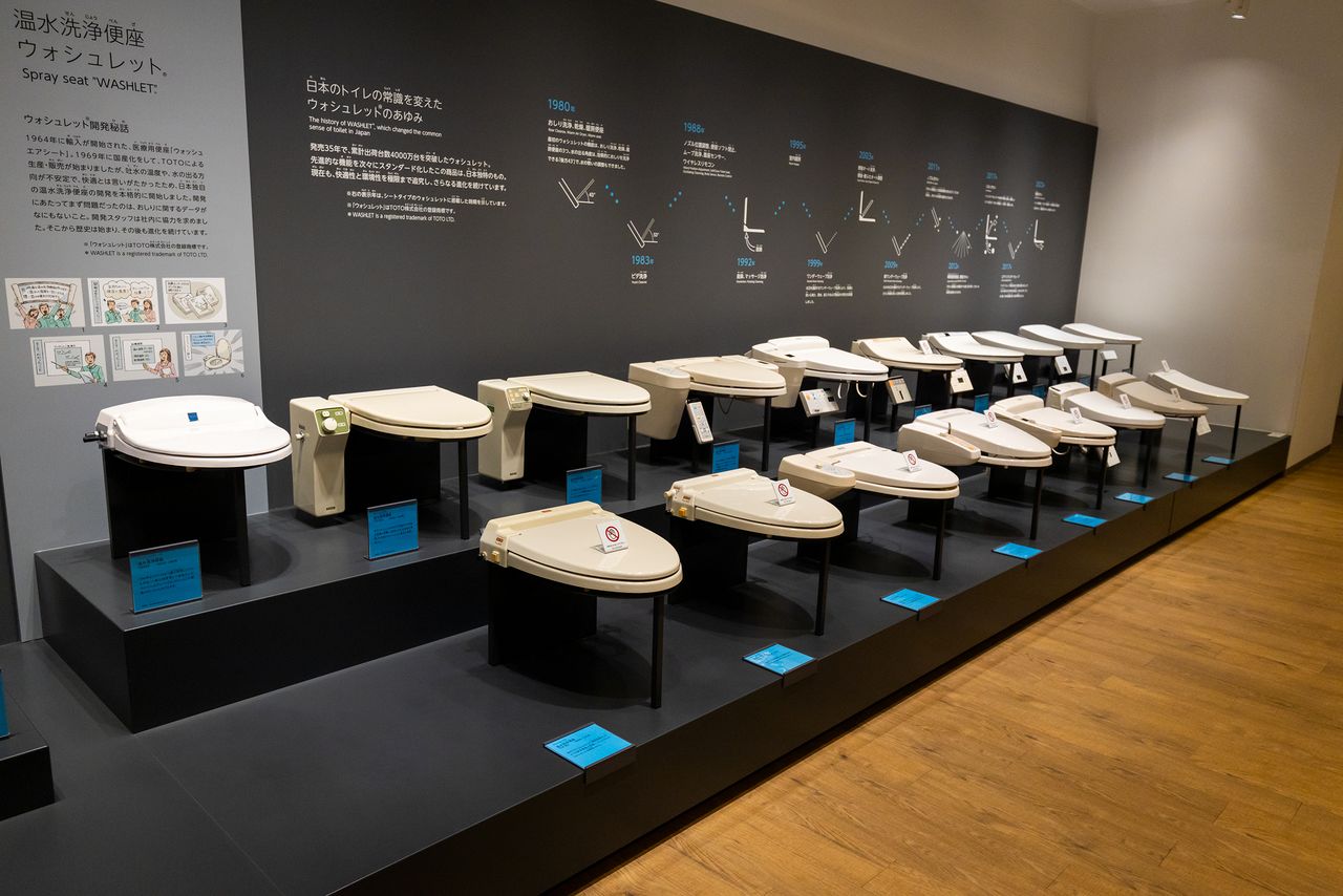 展区陈列着从“Wash Air Seat”和第一代卫洗丽到最新型智能马桶等历代TOTO产品