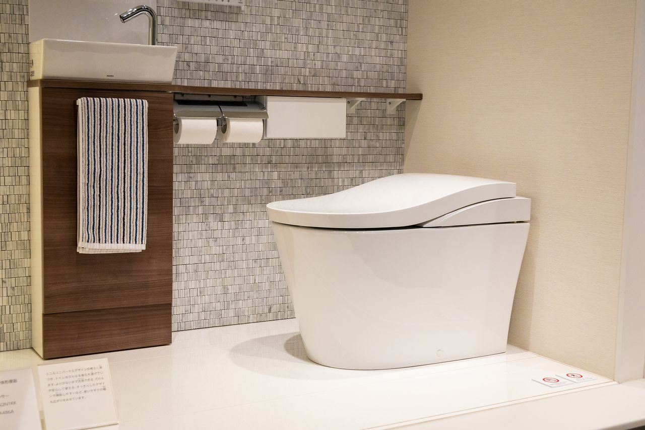 TOTO的最新款产品。根据日本卫浴工业协会的统计,2022年6月国内智能马桶的出货量突破1亿台,同年8月,TOTO的卫洗丽的出货量(含国外)达到了6000万台