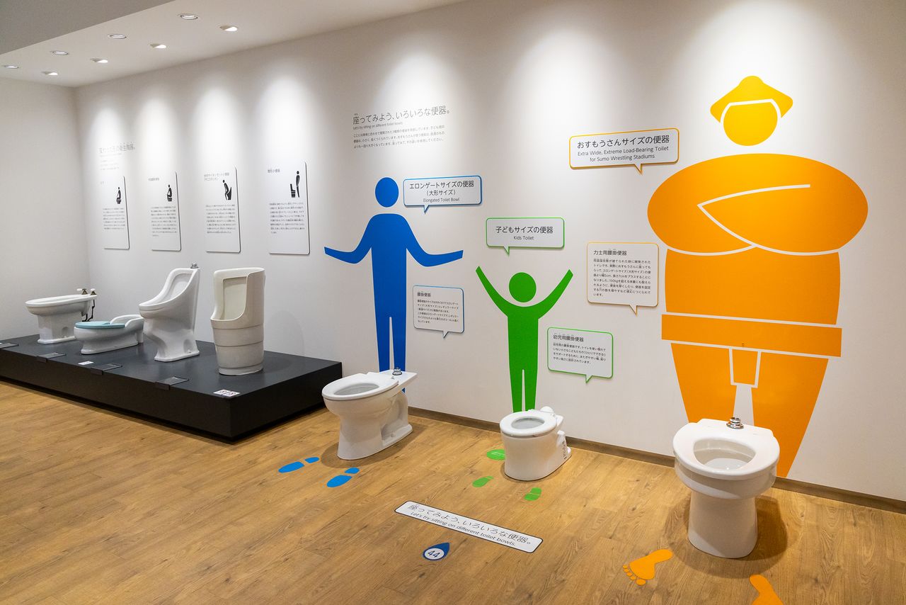 展厅还陈列着许多别出心裁的产品设计。比如提供给两国国技馆(1984年竣工)的为相扑选手设计的特大号马桶