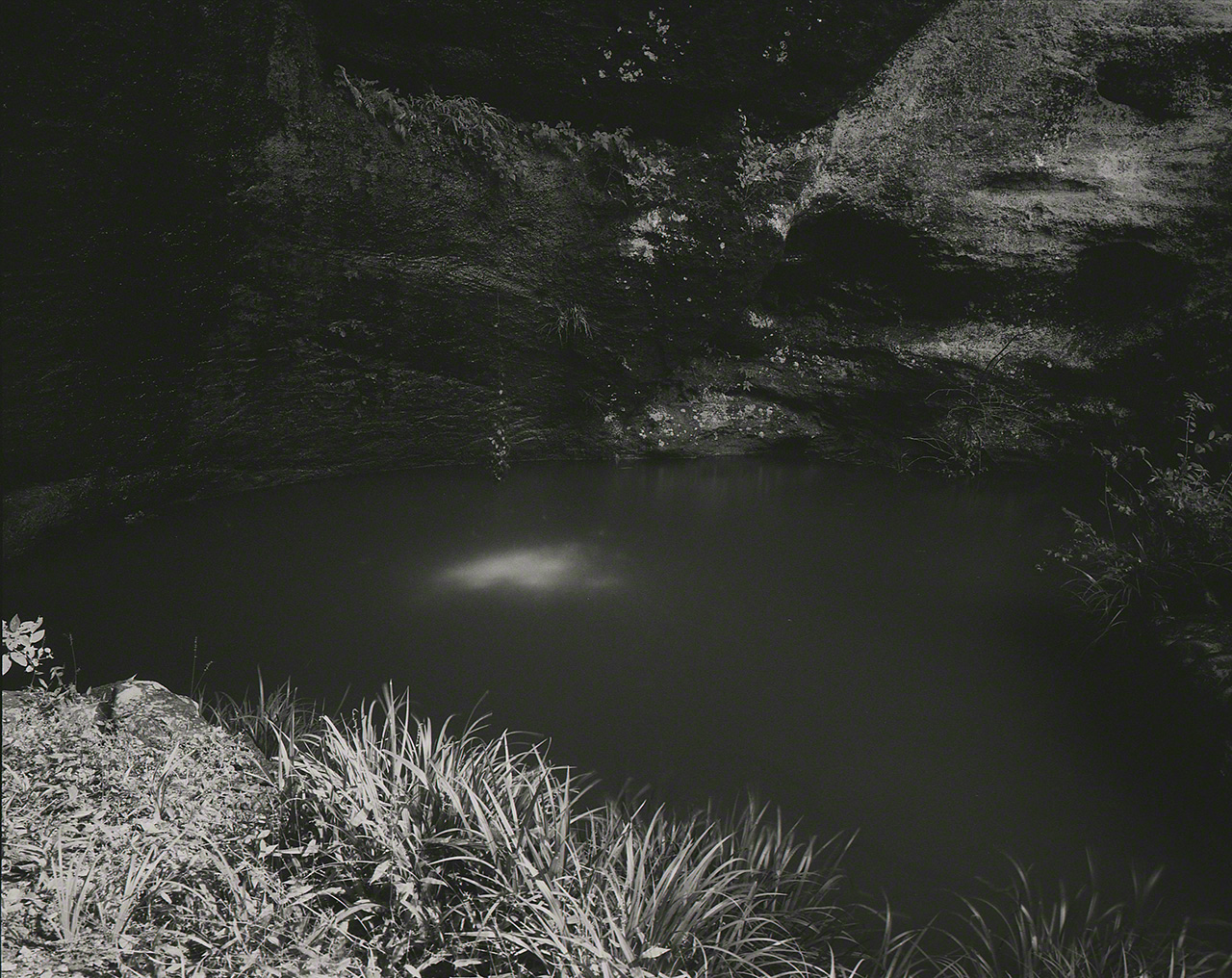 瀑布静静落入潭中（摄影：大坂宽）