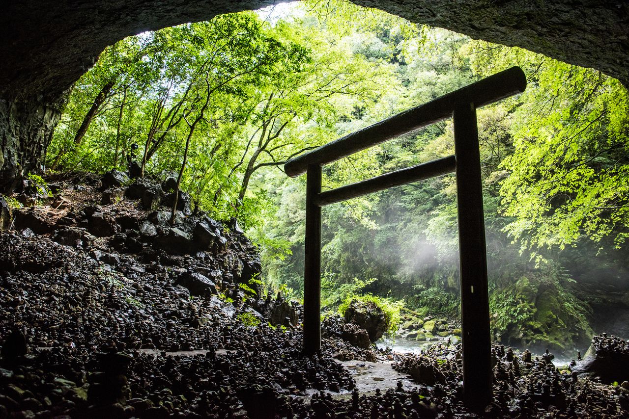 天岩户神社的天安河原岩洞。相传,天照大神藏身之后,众神在此商议对策,让天照大神现身以恢复世界光明 ©PIXTA