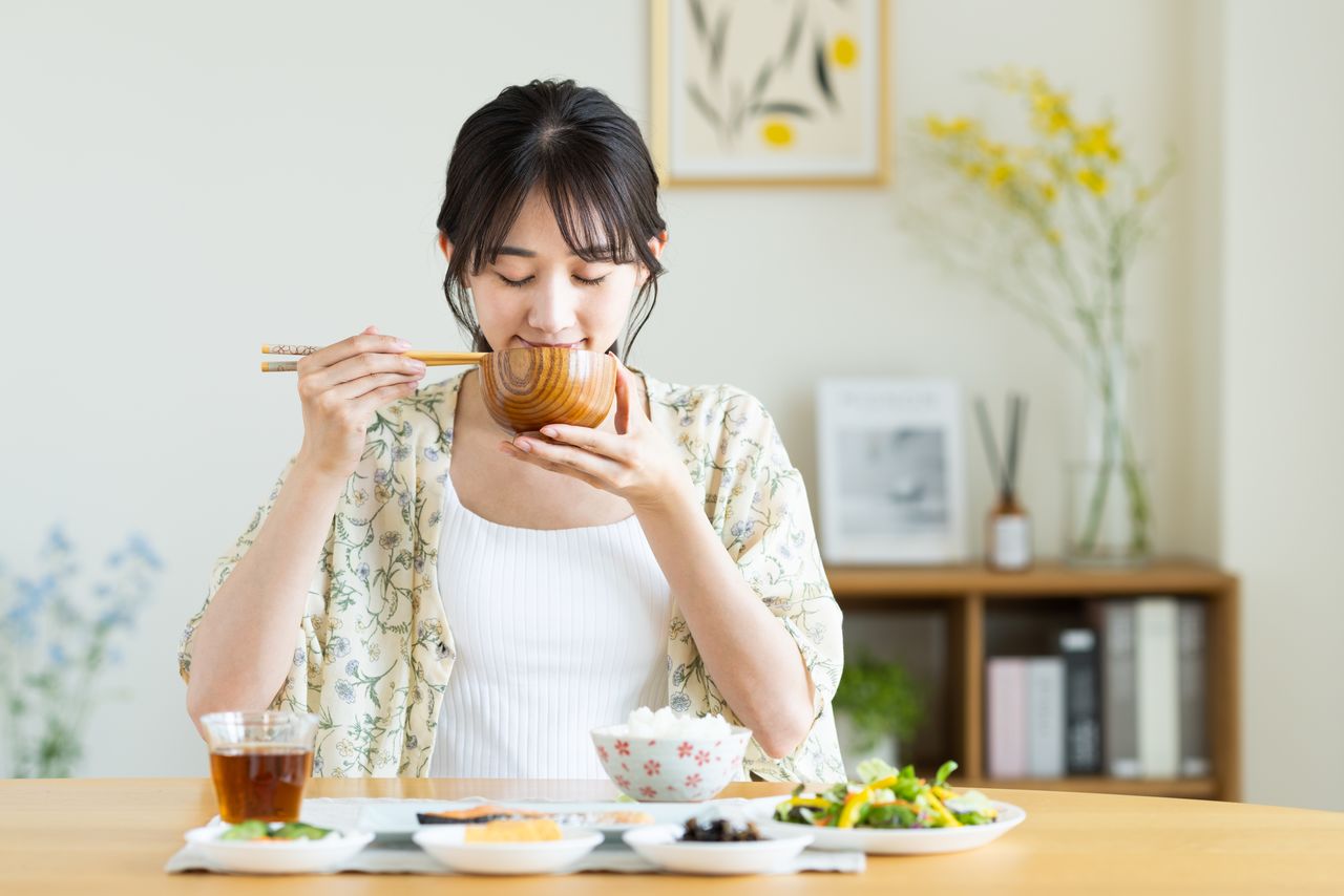 端起汤碗直接饮用(图片:PIXTA)