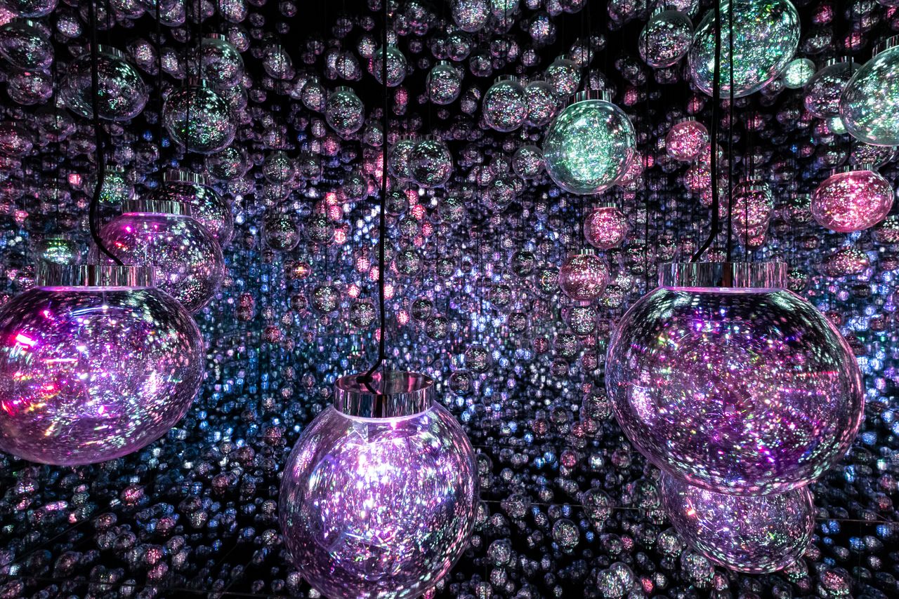 无数球体交相辉映的《Bubble Universe(泡泡宇宙)》,是搬迁新址后首次展出的代表作